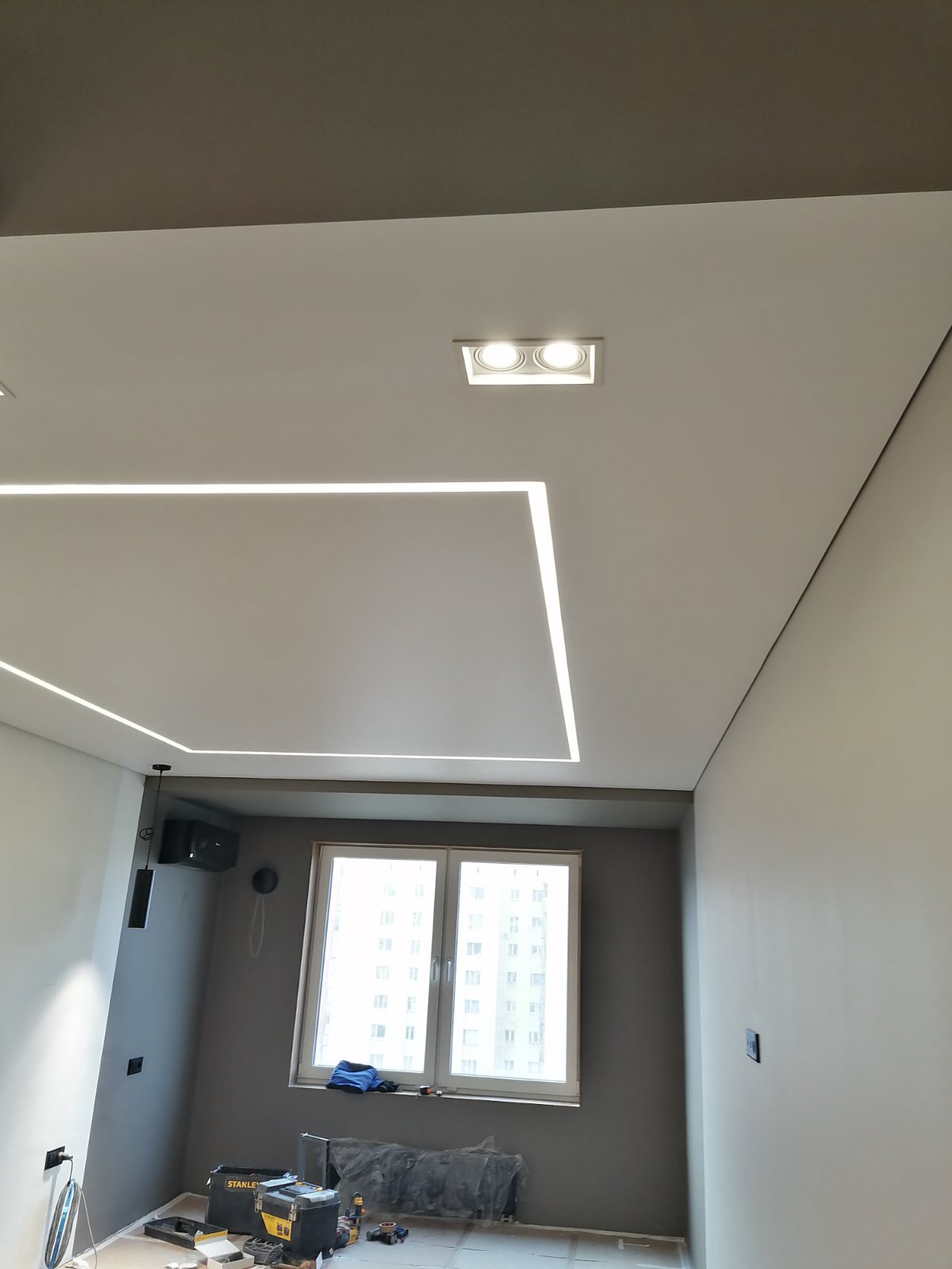 Натяжной потолок со световыми линиями