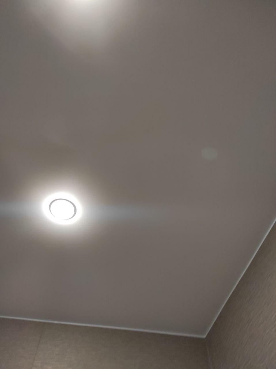 Натяжной потолок в прихожую с точечными светильниками, фото 3